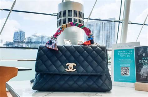 Chanel Coco Handle in black caviar: a review .